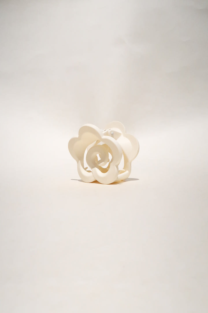 Midi Claw in White Flower